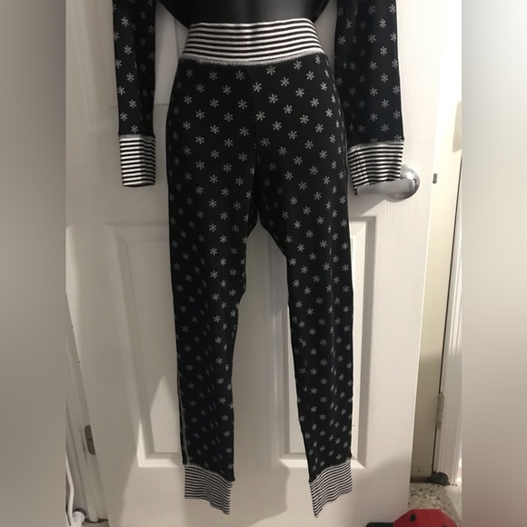 Rare Victoria’s Secret fireside thermal black with white snowflakes PJ set - Picture 3 of 16